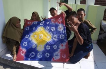 Sehari Membatik sebagai Bukti Cinta Budaya Lokal